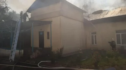 Алматыда кардиологиялық орталық жанындағы ғимараттан өрт шықты