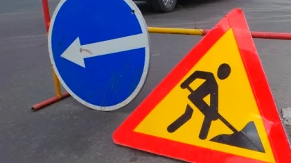 Павлодарда орталық көшелердің бірінде көлік шұңқырға түсіп кетті