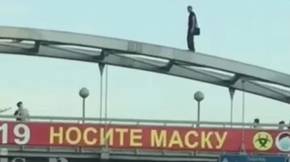 Алматыда көпірден секірмек болған азаматқа полицейлер мен психологтар көмек берді