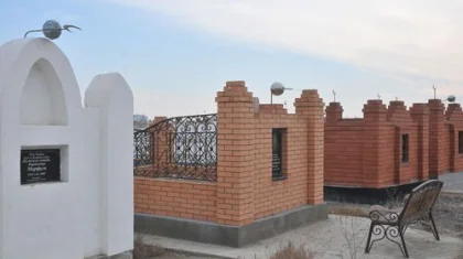 Атырауда белгісіз біреулер қабірлердегі портреттерді атқан