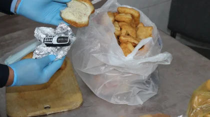 Ақтөбеде абақтыға телефонды бауырсаққа жасырып кіргізбек болған азамат ұсталды