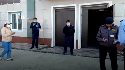 Өскеменде тойға келген қонақтар мейрамхана терезесінен секіріп қашуға мәжбүр болды