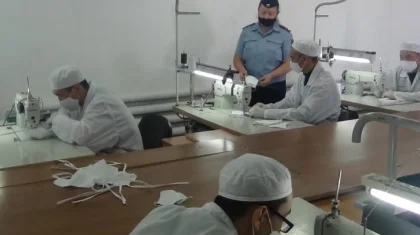 Ақмолада сотталушылар күніне 5000 данаға дейін қорғаныс маскаларын тігіп жатыр