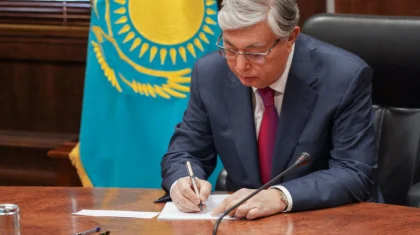 Тоқаев мемлекеттік қызметшіге сыйлық жасауға тыйым салатын заңға қол қойды