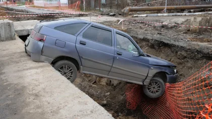Петропавлда жеңіл көлік шұңқырға түсіп кетті