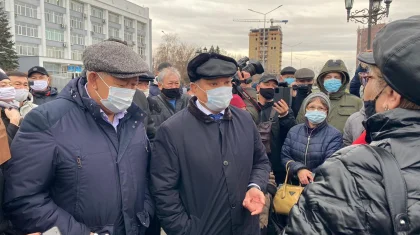 Семейлік кәсіпкерлер карантинді жеңілдету туралы талаппен алаңға жиналды