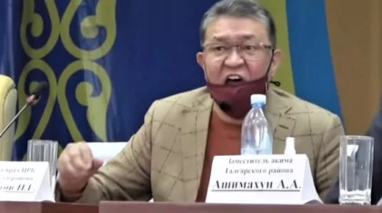 Алматы облысында аурухананың бас дәрігері трибунаны тоқпақтап, халыққа ақырды