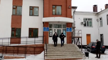 «Халатымыз тозып, қол жуатын сабын таппай қаламыз»: көкшетаулық дәрігерлер басшысының үстінен шағым айтты