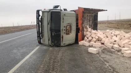 Маңғыстау облысында көктайғақтан жүк көлігі аударылып қалды