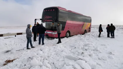 Түркістан облысында туристер мінген автобус қар құрсауында қалды