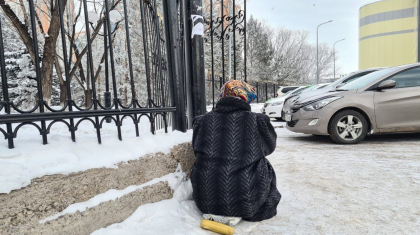 «Аязда да қар үстінде отыра беруге етім үйренді»: үйсіз-күйсіз жүрген Раушан апайдың оқиғасы