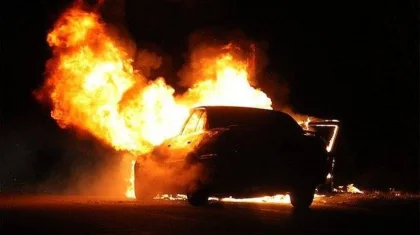 Павлодарда аулада тұрған автокөлік өртеніп кетті