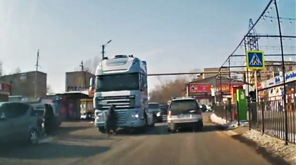 Алматы облысында қарт әйелді КаМАЗ қағып өлтірді