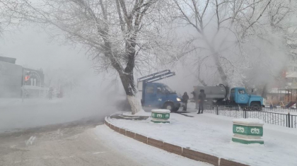 Павлодарда зейнеткер жылу магистралінінің шұңқырына түсіп кетті