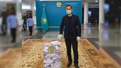 Комиссия мүшелері мен сайлаушылар арасын әйнек бөліп тұр – бақылаушы Олжас Сыдықбек