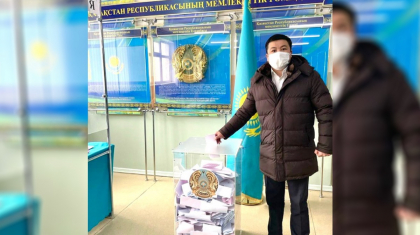 Танымал сатира актері Тұрсынбек Қабатов дауыс берді