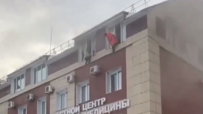 ШҚО-да әйелдер өртенген ғимараттың төртінші қабатынан секірмек болды