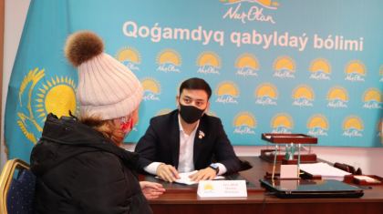 Қызылордада «Nur Otan» партиясының депутаты әлеуметтік жағынан аз қамтылған отбасыларға қаржылай қолдау көрсетті