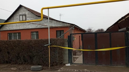 Алматыда үй тонағандар кішкентай балалардың аяқ-қолын байлап тастаған