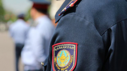 Павлодарда көпқабатты тұрғын үйдің шатырынан секірмек болған жігіт құтқарылды