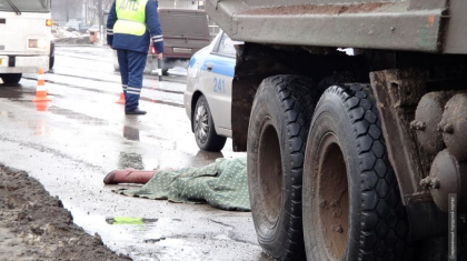 Алматыда екі адамды КамАЗ қағып кетті