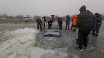 Атырауда жеңіл көлік өзенге батып кетті