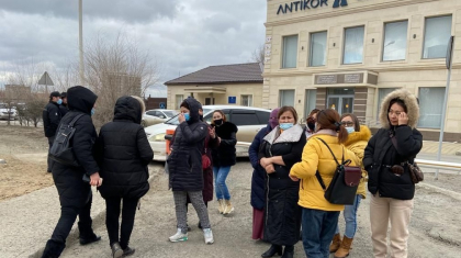Атыраулық аналар жемқорлық күдігіне ілінген шенеунікті қорғау үшін Тоқаевтың атына петиция жолдады