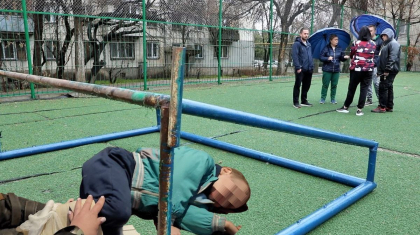 Алматыда мердігердің салғырттығынан 5 жасар баланы футболға арналған қақпа басып қалды