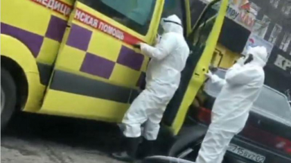 «Жүргізуші ес-түссіз жатыр»: Алматыда жедел жәрдем көлігі апатқа ұшырады