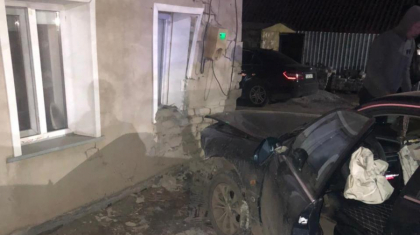 Павлодарда автокөлік үйге соғылып, ұйықтап жатқан баланың үстіне кірпіш құлады