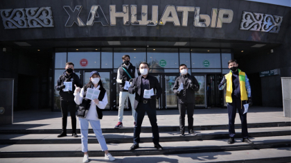 Елордада волонтерлер вакцинацияның маңыздылығы туралы буклеттер таратты