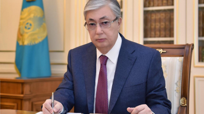 Тоқаев бірнеше құжатқа қол қойды