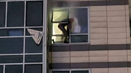 Алматыда бірнеше сағат бойы полицейлермен атысқан ер адам 17-қабаттан секіріп кетті