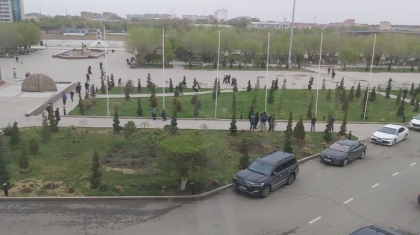 Ағаштағы ақша: Атырау тұрғындары блогердің сыйлығы үшін алаңға ағылды
