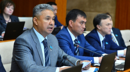 21 әлде 90 күн: депутат вакцинация арасындағы алшақтық үшін шенеуніктерді жазалауға болатынын айтты