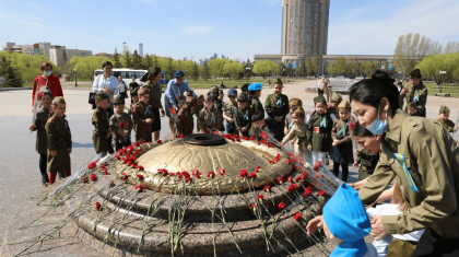 «Бейбіт өмір үшін шексіз алғыс»: елордалық бүлдіршіндер Ұлы Жеңіс күнімен құттықтады