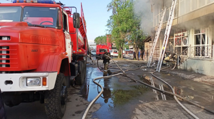 Алматыда өртеніп жатқан ғимараттан 7 адам құтқарылды