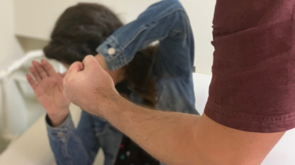 Ақмолада ер адам сезіміне жауап қатпаған әйелді соққыға жығып тастаған