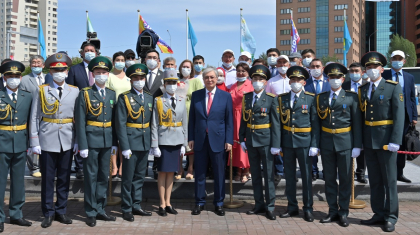 Тоқаев Азаматтық қорғау академиясының үздік түлектеріне офицерлік шен табыс етті
