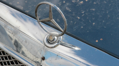 Павлодар облысында жастар отырған көлік бағанға соғылып, екі адам зардап шекті