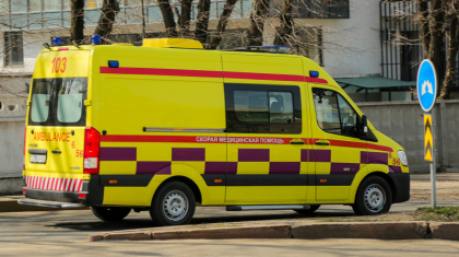 Алматыда мотоцикл жүргізушісі әйел мен баласын қағып кетті