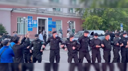 Қарағанды тұрғындары жиын өткізбек болған ЛГБТ мүшелерін ғимараттан қуып шықты (ВИДЕО)