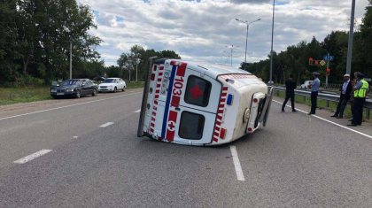 Петропавл қаласының маңында жедел жәрдем көлігі аударылып қалды