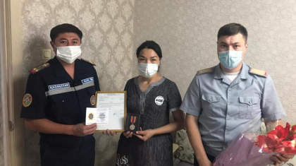 Семейде ерлікпен қаза тапқан жеткіншектің ата-анасына медаль табысталды