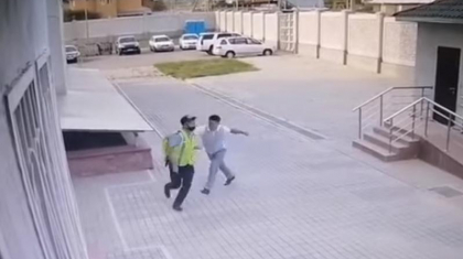 Алматыда полиция басшысы қол астындағы қызметкерге қол көтерді деген күдікке ілінді