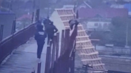Көкшетауда полицейлер теміржол көпірінен секірмек болған әйелді құтқарды