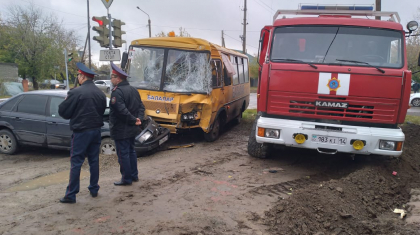 Павлодарда өрт сөндіру көлігі мен оқушылар автобусы соқтығысты: 4 бала жарақат алды