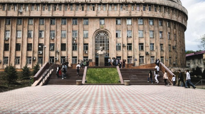 «Пәтерақы үшін жұмыс істеп кеттік»: жатақханадан орын жетпеген Абай университетінің студенттері онлайн режимге ауыстыруды сұрайды