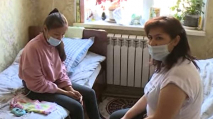 «Біздің қайғымыздан пайда көріп отыр ма деп күдіктенемін»: жалғызбасты ана қайырымдылық қорының үстінен шағым түсірді