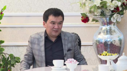 «Анам түсіме жиі кіреді»: «Алдараспан» актері марқұм анасына деген сағынышы жайлы айтып берді